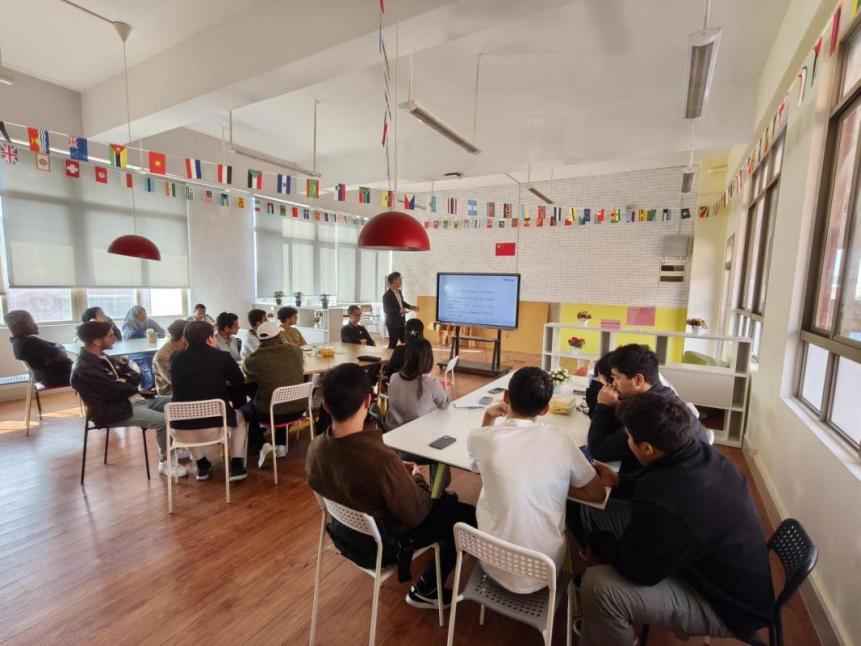 國(guó)際學(xué)院舉辦2025級(jí)來華留學(xué)生職業(yè)規(guī)劃座談會(huì)，廣州勞務(wù)服務(wù)助力留學(xué)人才融入本地發(fā)展